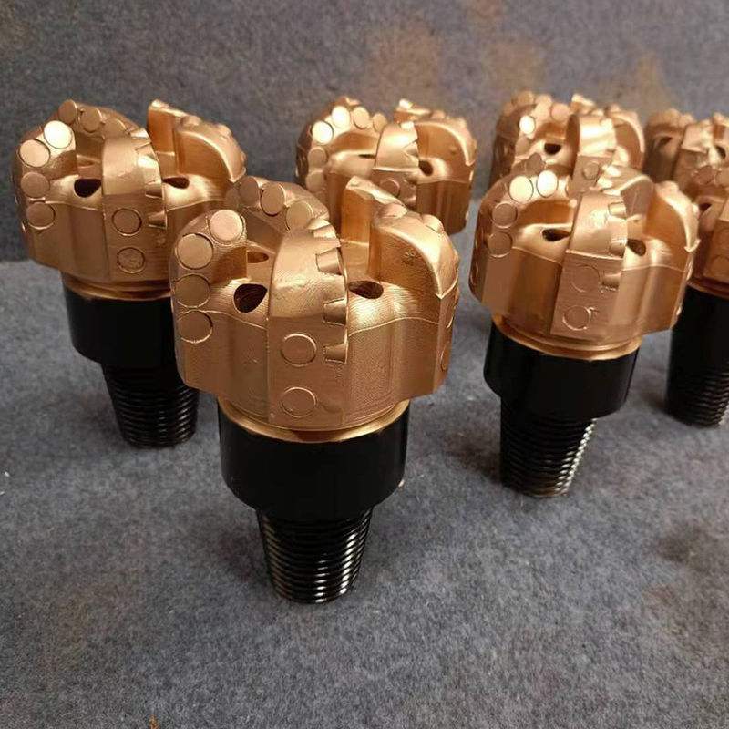 Corpo de bit PDC com cortadores PDC e conexão API para perfuração de poços de água